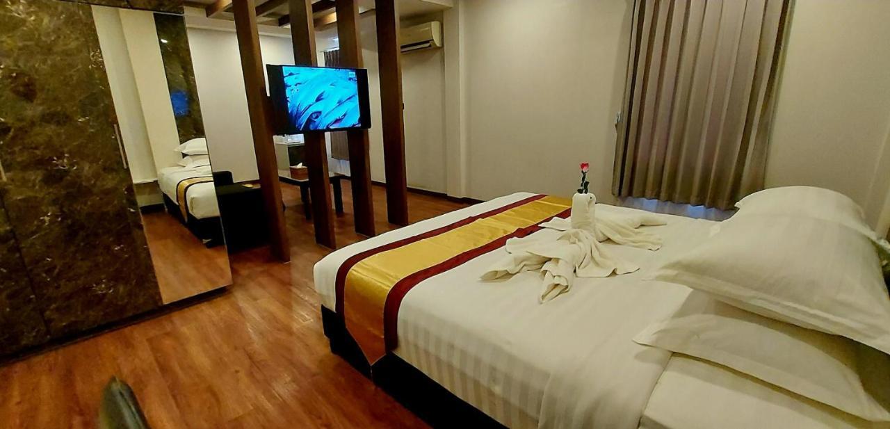 Royal Crown Hotel Yangon Exterior photo