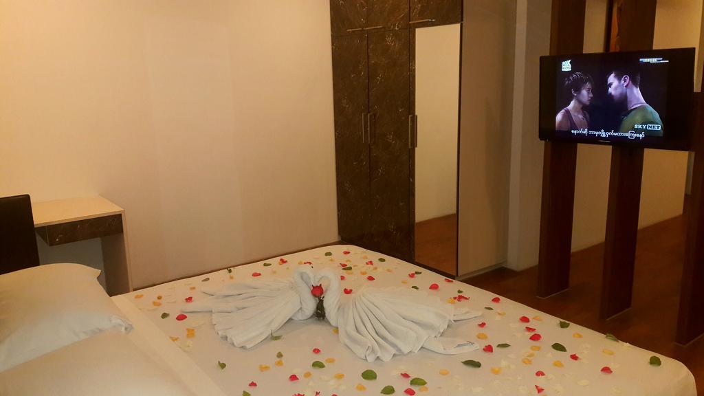 Royal Crown Hotel Yangon Exterior photo
